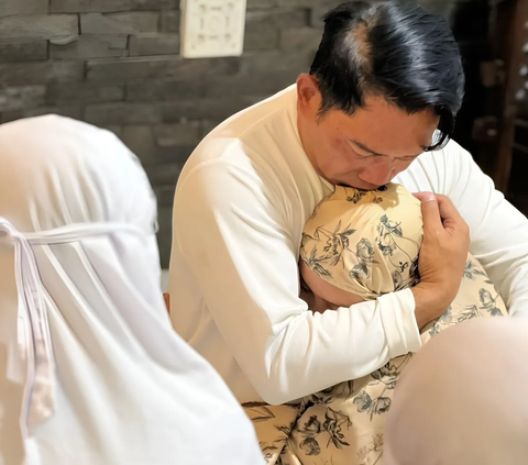 Full of Tears, Ridwan Kamil's Family Sends off Their Only Daughter to Study in the UK