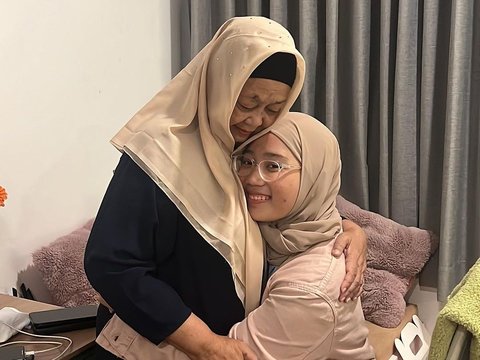 Full of Tears, Ridwan Kamil's Family Sends off Their Only Daughter to Study in the UK