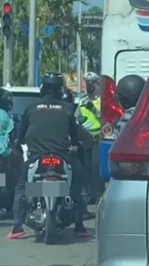 Jurus Kepepet Pria Tak Pakai Helm Ngumpet Masuk Bus, Polisi Mau Tilang Kebingungan