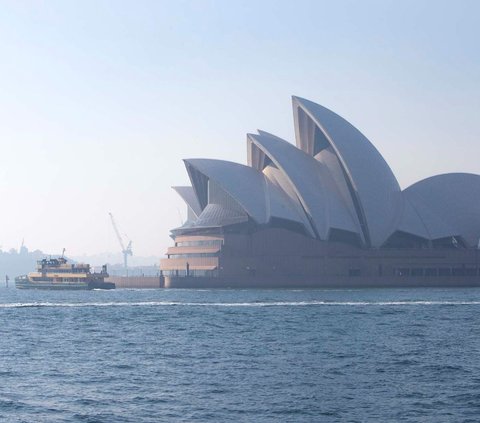 Pemandangan Sydney Opera House yang diselimuti kabut asap di Sydney, Australia, Kamis (14/9/2023). Beberapa hari terakhir, kabut asap mengepung Sydney sehingga membuat kualitas udara memburuk secara signifikan.<br>