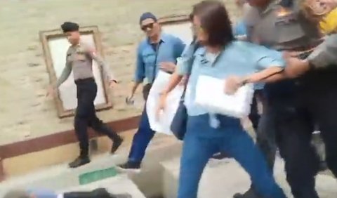 Caleg PDIP Noviana atau Novie Bule kembali melabrak Rocky Gerung usai pemeriksaan di Mabes Polri. 