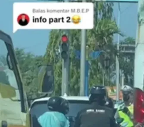 Beredar sebuah video di media sosial saat seorang pengendara yang tak memakai helm memiliki cara unik untuk menghindari tilang polisi yang mengejarnya.