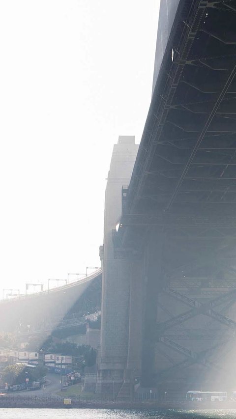Pemandangan Jembatan Sydney Harbour yang diselimuti kabut asap pekat.