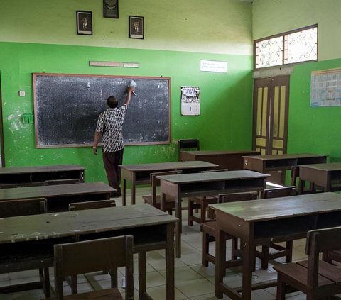 Suspicious Empty Class and Closed Door, Immediately Shocked and Panicked when Caught Red-handed