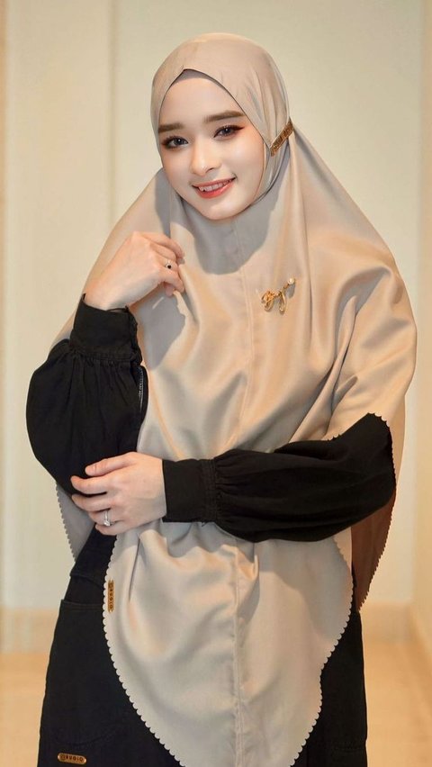 Portrait of Inara Rusli's Syar'i Hijab Style that is Currently Trending among Hijabers.