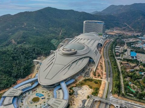 The World's Largest 'Indoor' Marine Science Park, Resembling an Alien Aircraft Carrier