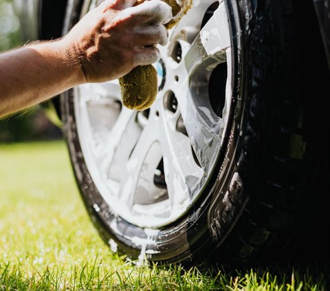 Man Records Neighbor Who Just Warned Him for Car Washing Water Flowing into the Street, Ends Up Getting Sprayed by Netizens