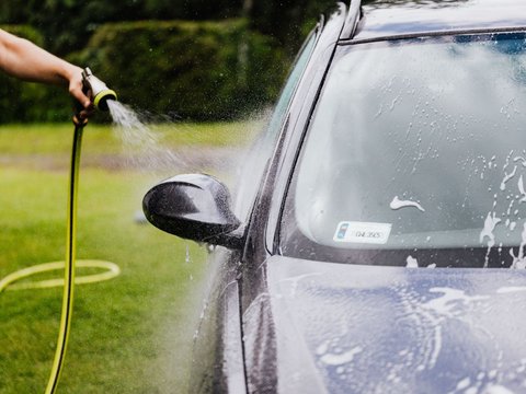 Man Records Neighbor Who Just Warned Him for Car Washing Water Flowing into the Street, Ends Up Getting Sprayed by Netizens