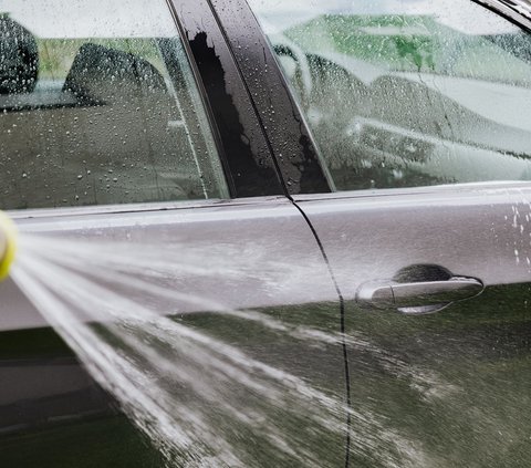 Man Records Neighbor Who Just Warned Him for Car Washing Water Flowing into the Street, Ends Up Getting Sprayed by Netizens