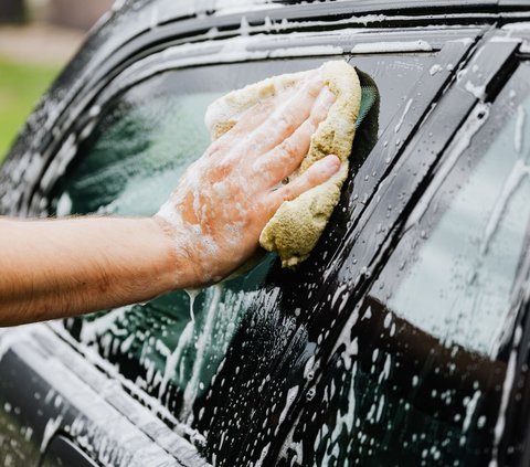 Man Records Neighbor Who Just Warned Him for Car Washing Water Flowing into the Street, Ends Up Getting Sprayed by Netizens