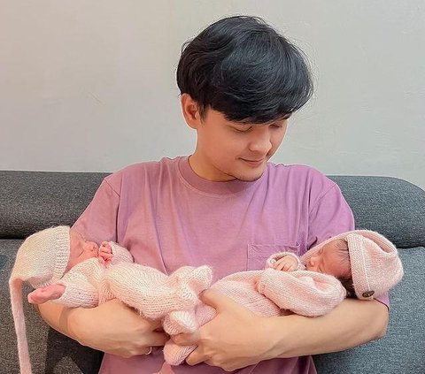 Memiliki anak kembar, beginilah momen saat Anandito menggendong si kembar cantik Alma dan Alsha saat baru lahir. Menanti buah hati selama 4 tahun usai menikah, terbayar sudah saat dikaruniai bayi kembar ini. <br><br>