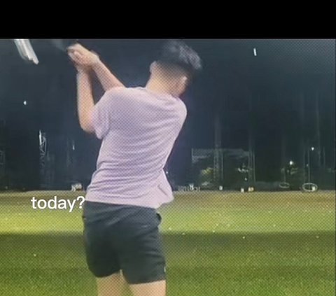 Dilansir dari akun TikTok miliknya, ia tampak memiliki hobi main golf. Ini potretnya saat berlatih golf.