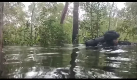 Penuh rintangan dan bahaya, mereka harus menyusuri sungai yang dalam hingga hutan rimba. Seperti para prajurit ini, mereka harus berjalan di sungai lengkap dengan senjatanya.