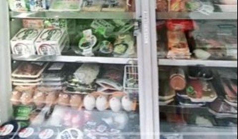 Ada Kulkas di Dalam Box Mobil, Jualannya Lengkap Bak Supermarket