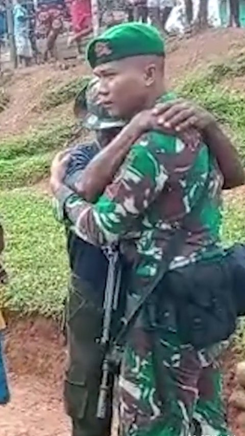 Di awal video publik disuguhkan pemandangan seorang prajurit TNI AD berpamitan dengan seorang warga. Seolah sangat disegani, warga Papua bertopi doreng tersebut memberi hormat dilanjutkan sebuah pelukan. Prajurit tersebut seketika menahan air mata haru.