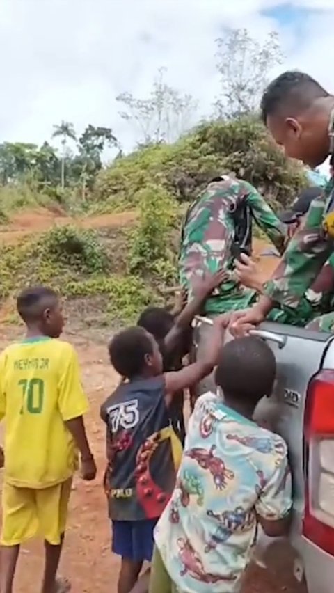 Momen haru semakin terjadi saat para prajurit masuk ke dalam mobil. Anak-anak Papua ini dengan kompak terus berusaha menahan para prajurit TNI untuk pergi. Ada yang memegangi mobil, ada juga yang memegangi tubuh seorang prajurit.