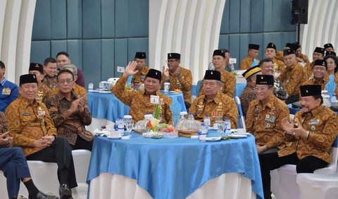 Dalam unggahan lain di Instagram @kemhanri, Menhan Prabowo sempat berada satu meja dengan tiga tokoh fenomenal di TNI yaitu Presiden ke-6 RI Susilo Bambang Yudhoyono, Agum Gumelar, dan A.M. Hendropriyono.