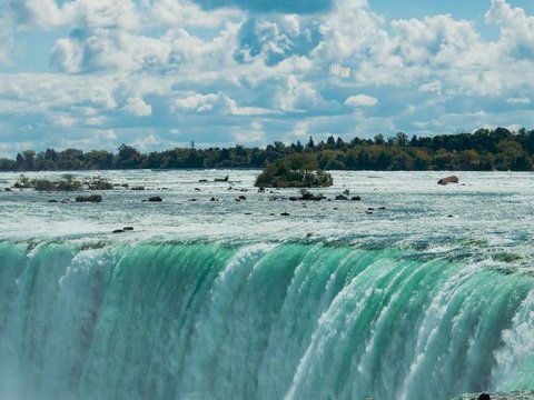 Momen Keseruan Prilly Latuconsina saat Berkunjung ke Air Terjun Niagara, Netizen: View dan Orangnya Sama Cantik