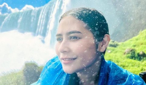 Potret Prilly Latuconsina di Air Terjun Niagara langsung mencuri perhatian rekan artis dan netizen. Mereka menuliskan berbagai komentar.<br>