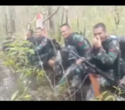 Dalam video,  terlihat juga  sejumlah prajurit lainnya lengkap dengan senjatanya sedang duduk-duduk di sebuah batang pohon.   Baju mereka pun terlihat basah usai menelusuri sungai