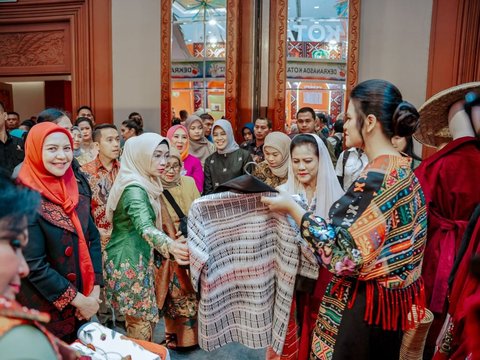 Usai Resmikan KriyaNusa, Ibu Negara Iriana Kunjungi Stand Dekranasda Medan