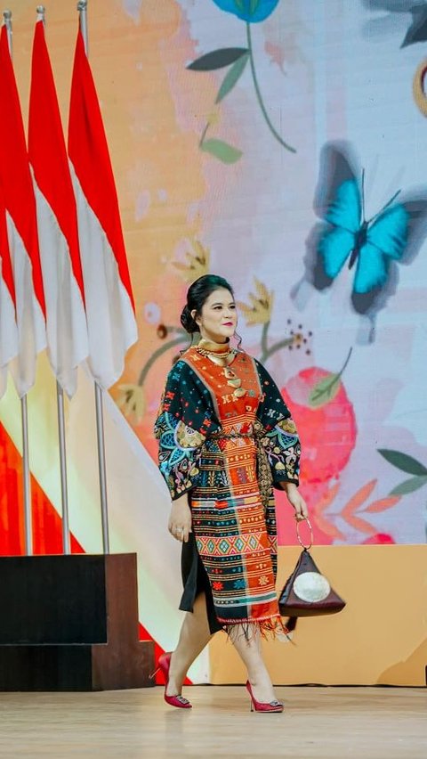 Kahiyang Ayu meriahkan peresmian KriyaNusa dengan fashion show.