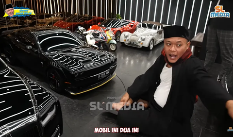 Mobil berikutnya yakni mobil Dodge Challenger SRT Hellcat Redeye Widebody. Mobil ini dikenal setelah dipakai Dominic Toretto di film 'Fast Furious'. Raffi Ahmad menyebut jika harga mobil ini sekitar Rp5,5 miliar.<br>