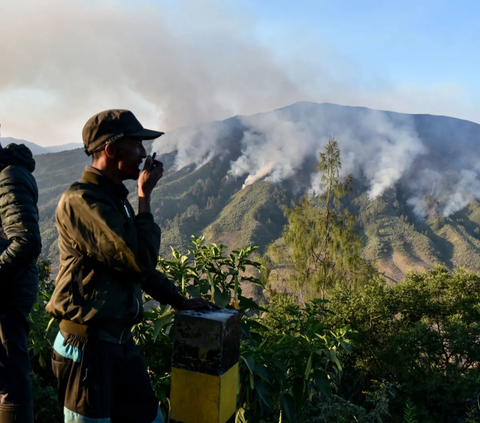 Gunung Bromo Sempat Diguyur Hujan Gerimis, Tapi Masih Muncul Asap Kebakaran