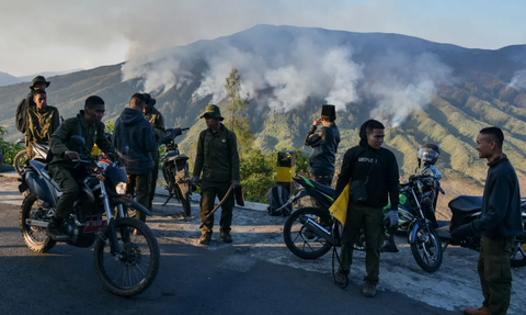 Gunung Bromo Sempat Diguyur Hujan Gerimis, Tapi Masih Muncul Asap Kebakaran