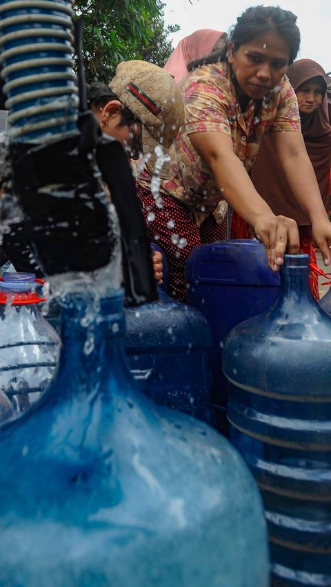 Sudah hampir dua pekan, PMI Kota Depok setiap harinya mendistribusikan 10 ribu hingga 15 ribu liter air bersih untuk warga yang kesulitan air.