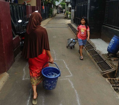 FOTO: Musim Kemarau, PMI Kota Depok Salurkan Ribuan Liter Air Bersih untuk Warga