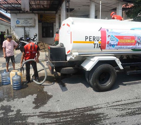 FOTO: Musim Kemarau, PMI Kota Depok Salurkan Ribuan Liter Air Bersih untuk Warga