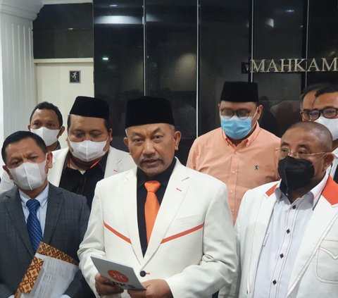 Viral video Presiden Ahmad Syaikhu sedang azan di masjid. Warganet banyak memuji suara mantan Wakil Wali Kota Bekasi itu sangat merdu ketika mengumandangkan azan.