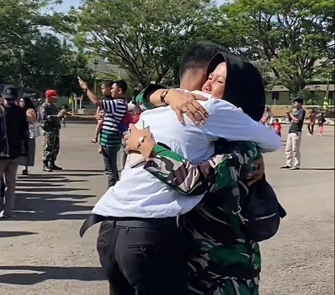 Lulus Prajurit Bintara TNI, Pemuda Ini Nangis Haru dan Sujud Kaki Nenek yang Telah Merawatnya