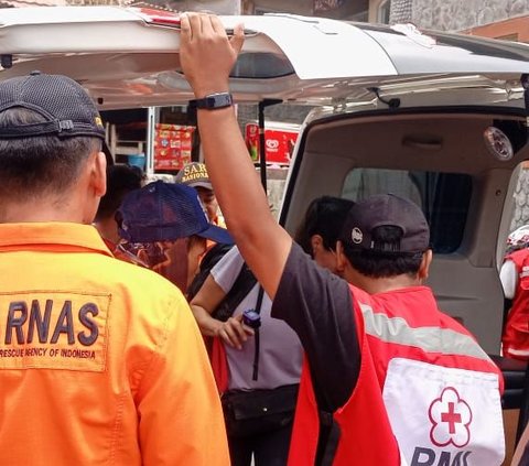 Koordinator Basarnas Pos SAR Surakarta Arif Sugiarto menambahkan, pihaknya memberangkatkan 1 tim rescue untuk melaksanakan pertolongan menuju puncak Gunung Merapi.