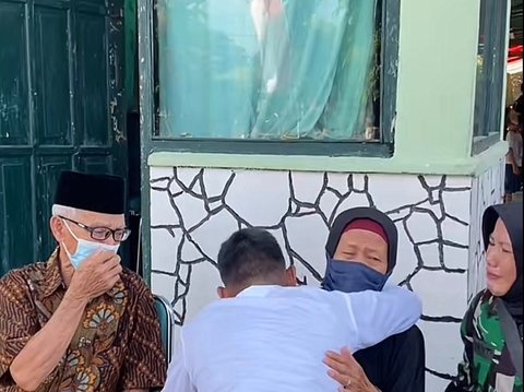 Lulus Prajurit Bintara TNI, Pemuda Ini Nangis Haru dan Sujud Kaki Nenek yang Telah Merawatnya