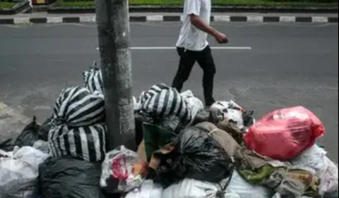 Pantauan di lokasi, tumpukkan sampah itu berada di area belakang pasar yang juga berbatasan dengan lingkungan permukiman warga Kutabumi, Tangerang.<br>