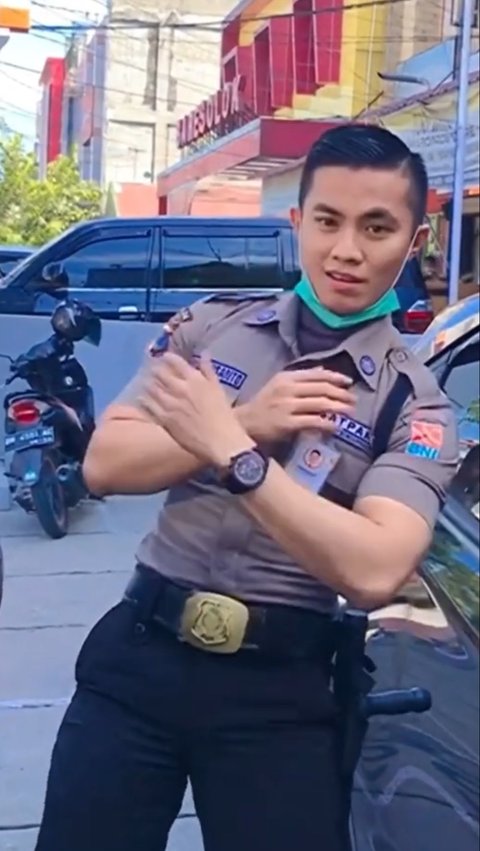 Dapat SP Gara-gara Konten Tik Tok, Mantan Satpam Bank Tampan Kini Sukses Jadi Pedagang Ikan Asin