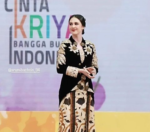 Potret Cantik Arumi Bachsin Tampil Mengenakan Batik Khas Pamekasan, Penampilan Ibu Wagub Langsung Curi Perhatian