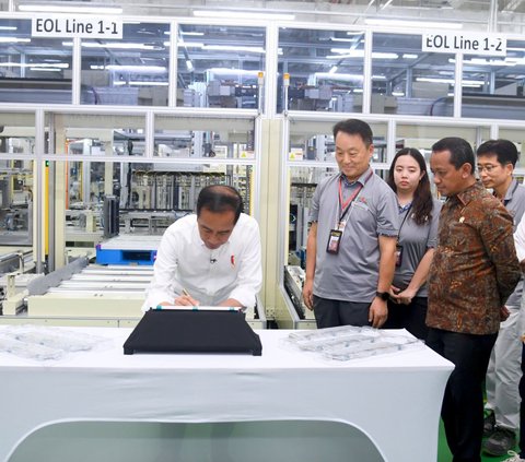 Tinjau Pabrik Baterai Mobil Listrik di Karawang, Jokowi: Awal Tahun Produksi 30 Juta Baterai Sel