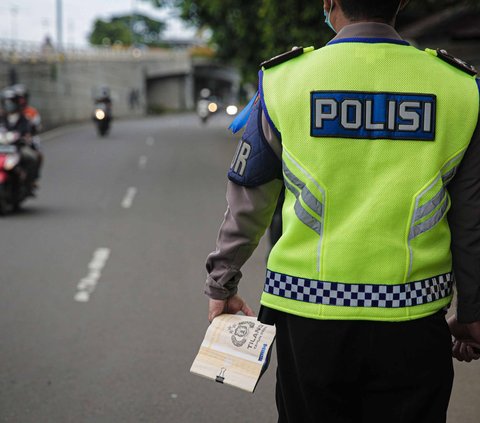 Viral anggota polisi lalu lintas bertindak arogan terhadap pemotor. Dalam video yang beredar, polisi tersebut memaki seorang pemotor yang dia setop.