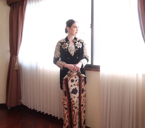 Potret Cantik Arumi Bachsin Tampil Mengenakan Batik Khas Pamekasan, Penampilan Ibu Wagub Langsung Curi Perhatian