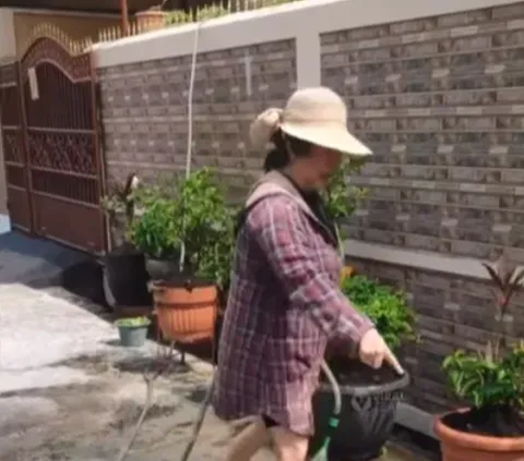 Man Records Neighbor Who Just Warned Him for Car Washing Water Flowing into the Street, Ends Up Getting Sprayed by Netizens