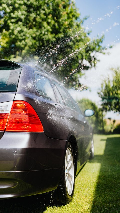 Man records his new neighbor who just reprimanded him because the water from washing the car flowed onto the street, but instead got sprayed by netizens.