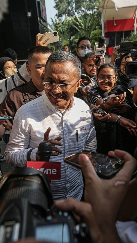 Dahlan Iskan saat memberikan keterangan usai menjalani pemeriksaan di Gedung Merah Putih KPK, Jakarta, Kamis (14/9/2023).<br>