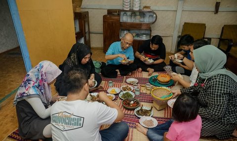 Sensasi Wisata di Kampung Kawangi Sumedang, Makan Menu Sunda di Rumah Panggung Kuno Tengah Sawah