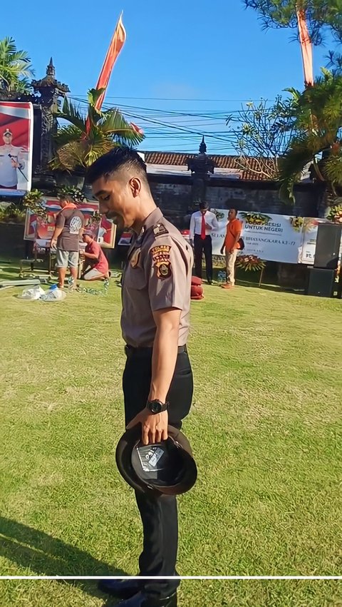 Semua Didampingi Istri, Polisi Jomblo Ini hanya Bisa Pasrah Ditemani Bayangan Sendiri Saat Upacara Kenaikan Pangkat