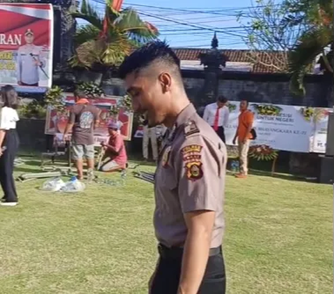 Accompanied by His Wife, This Single Policeman Can Only Surrender and Be Accompanied by His Own Shadow After the Police Rank Promotion Ceremony