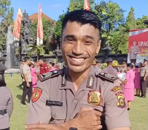 Accompanied by His Wife, This Single Policeman Can Only Surrender and Be Accompanied by His Own Shadow After the Police Rank Promotion Ceremony