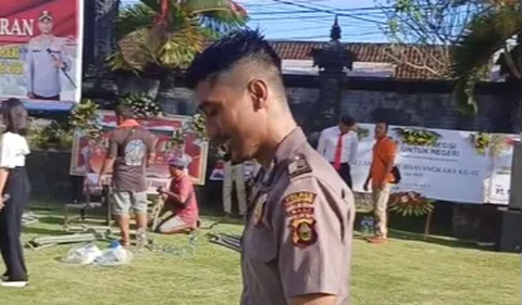 “Brigadir kok enggak punya pendamping, lihat tuh semua foto keluarga, terus kamu enggak ada yang dibawa,”<br>